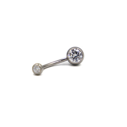 Piercing nombril double strass, détail du sertissage