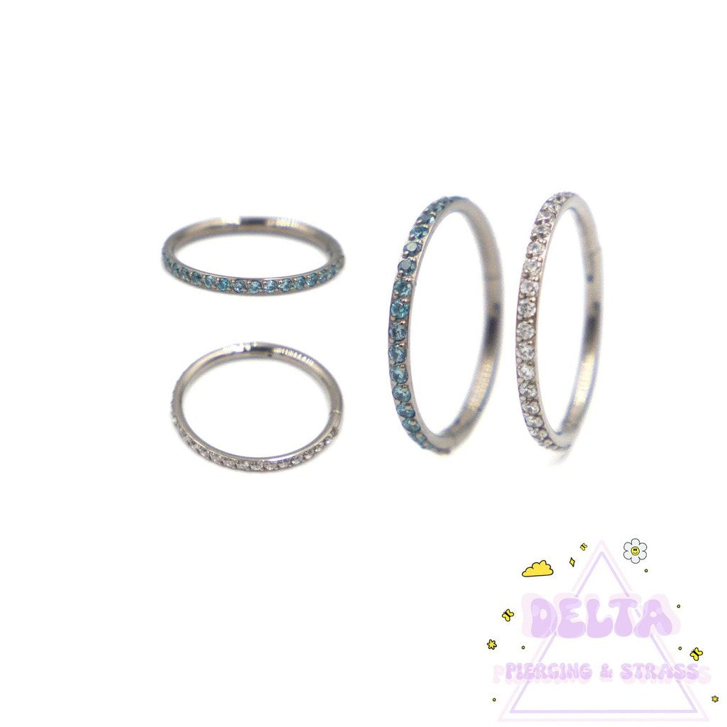 Anneau en titane avec strass bleus ou clairs